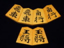 建夫作錦旗島黄楊赤柾彫将棋駒/未使用品桐平箱付（KS1084）
